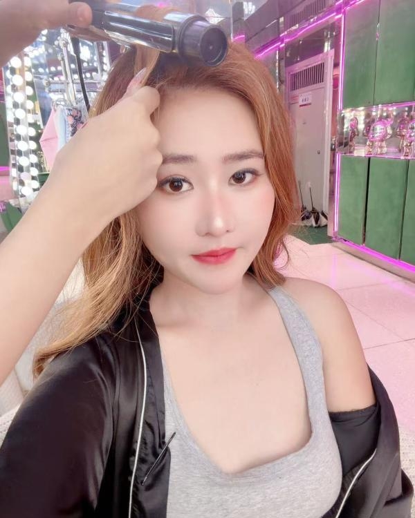 白嫩细腻皮肤女孩生活写真