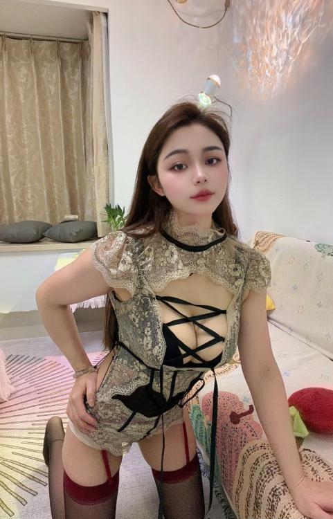 侧身站立身材线条照片
